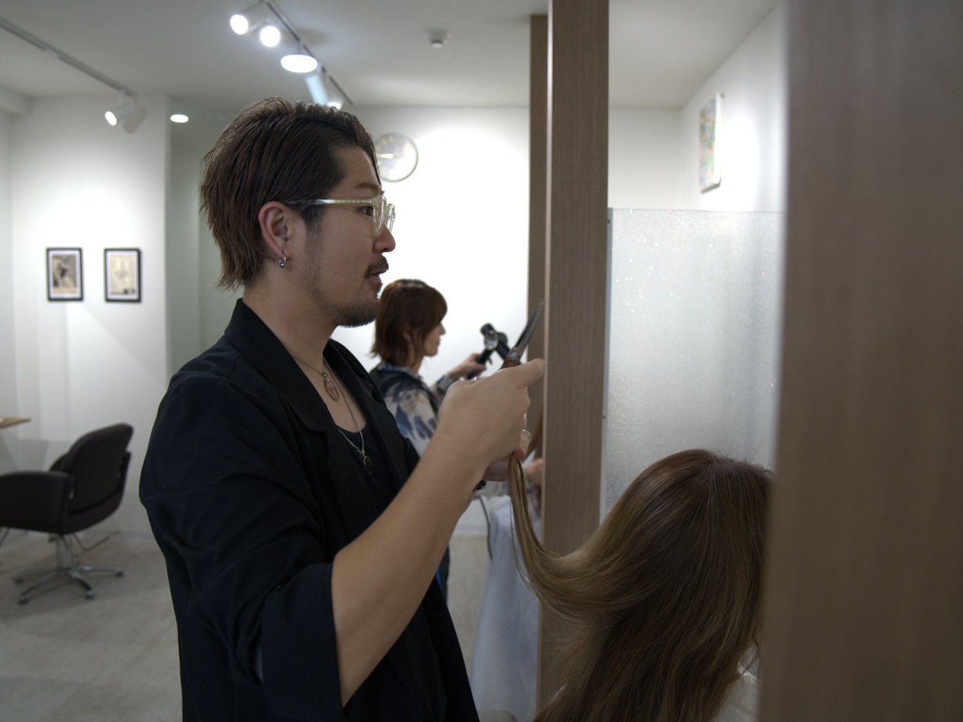 cochi Hair&Spa の店内。席にゆとりがあり、静かな空間